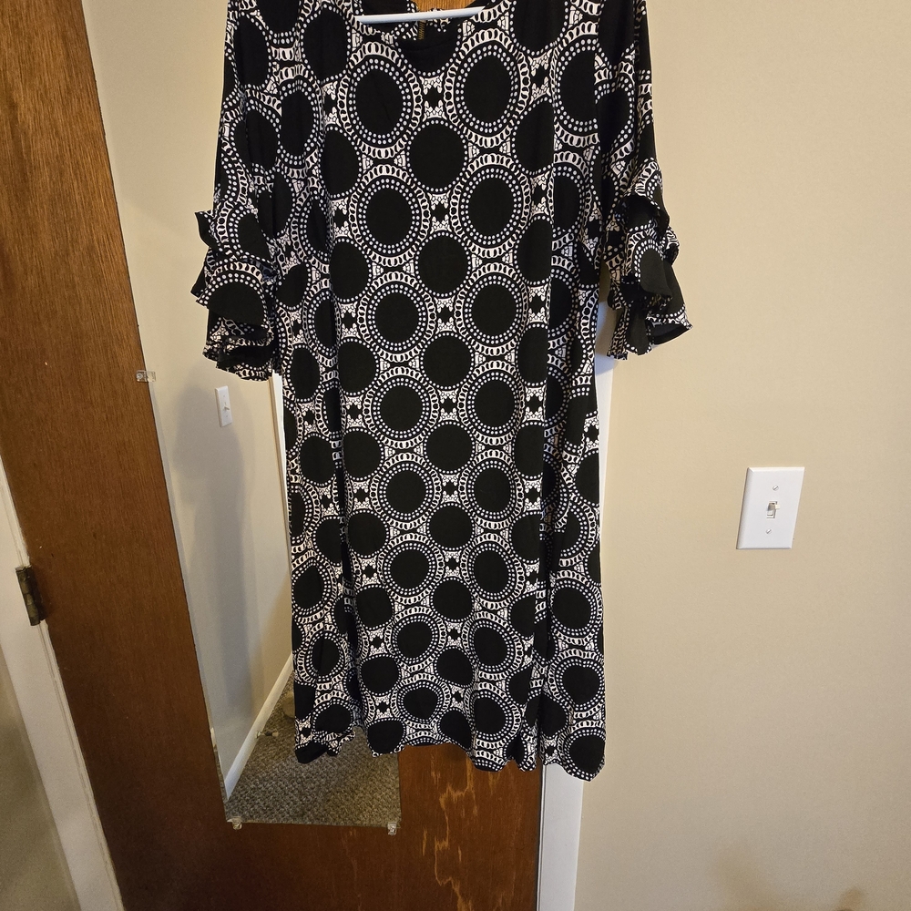 Ronni Nicole Black and Cream Circle Pattern Tunic